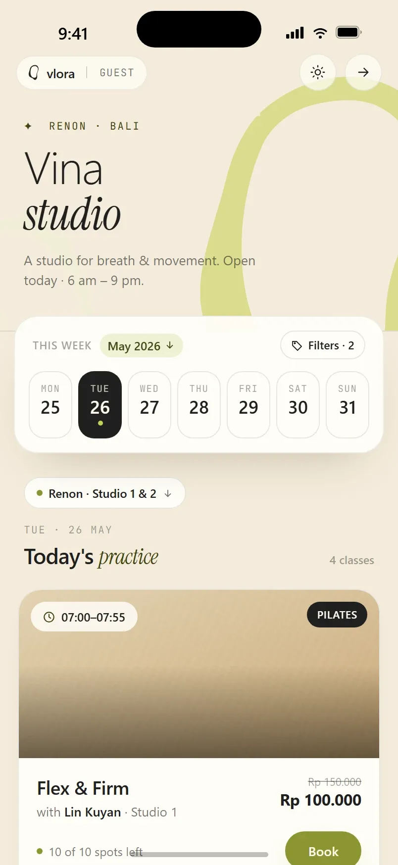 Halaman booking studio di ponsel klien.